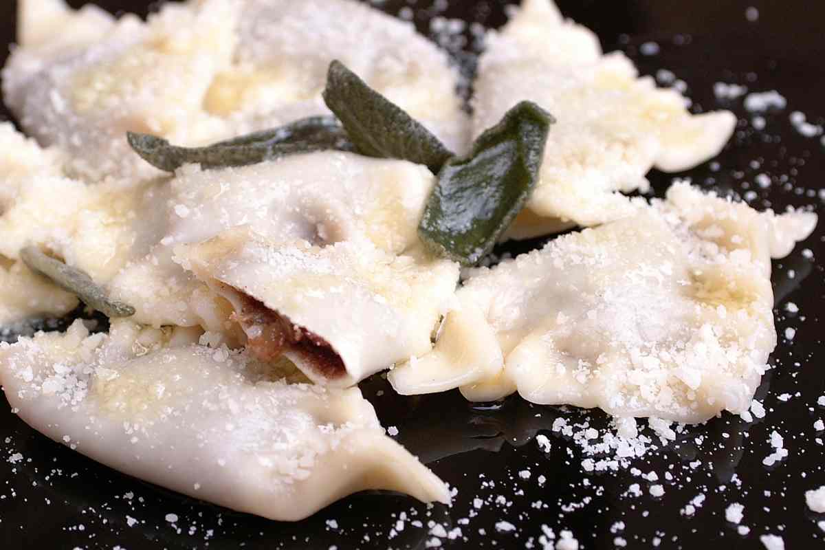 ravioli di castagne su un piatto nero