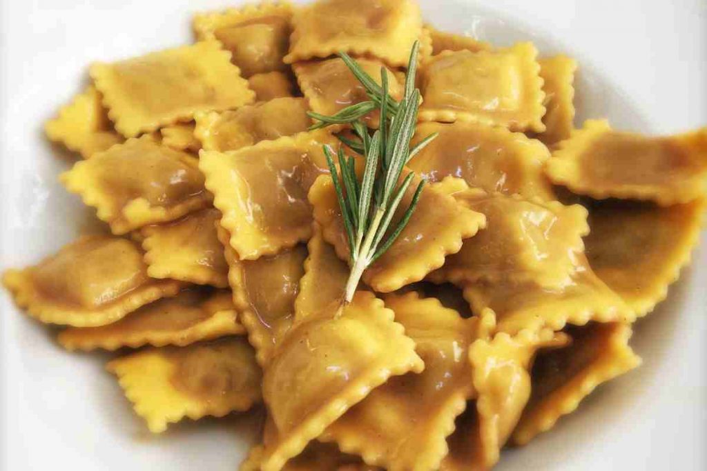 Ravioli ripieni di castagne in un piatto