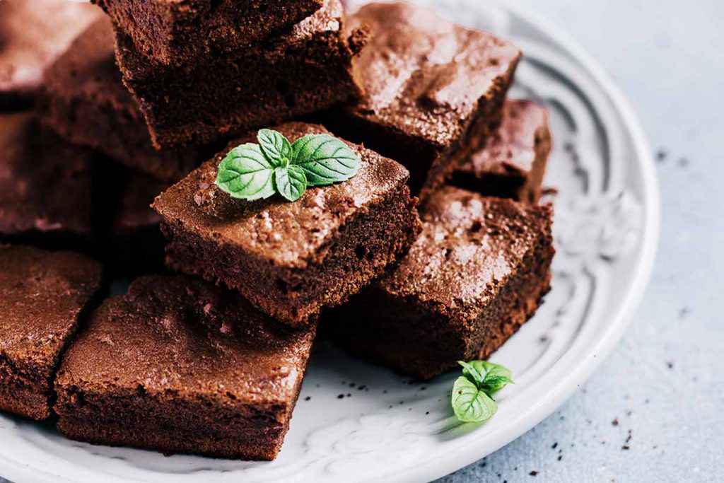 Brownies al cioccolato decorati con delle foglioline di menta