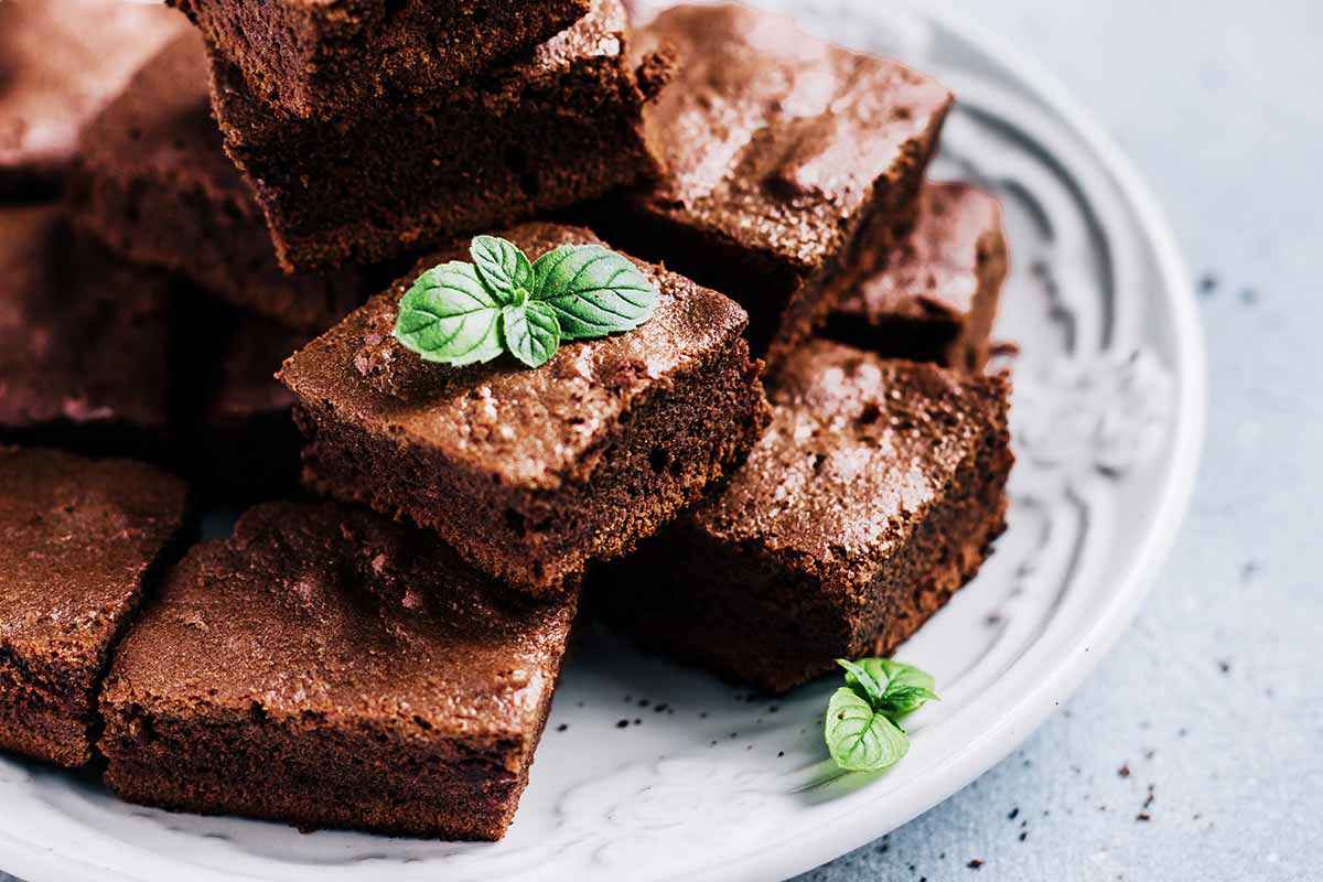 Brownies al cioccolato decorati con delle foglioline di menta