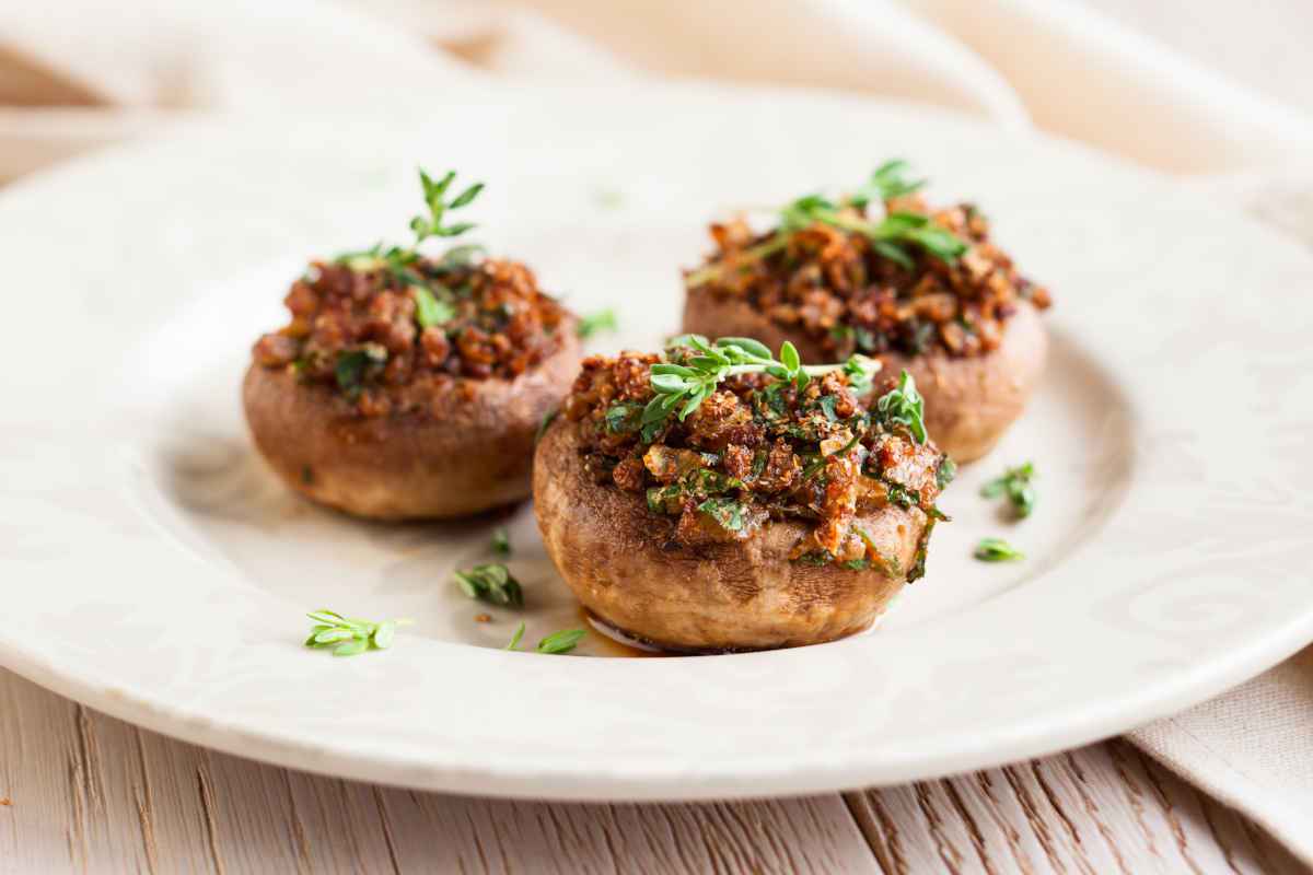 piatto con funghi al forno gratinati