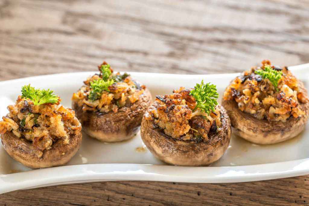 cappelle di funghi ripieni di salsiccia al forno