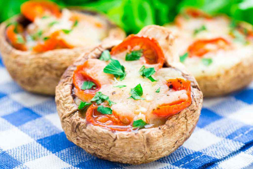 teste di funghi ripieni di mozzarella e pomodori