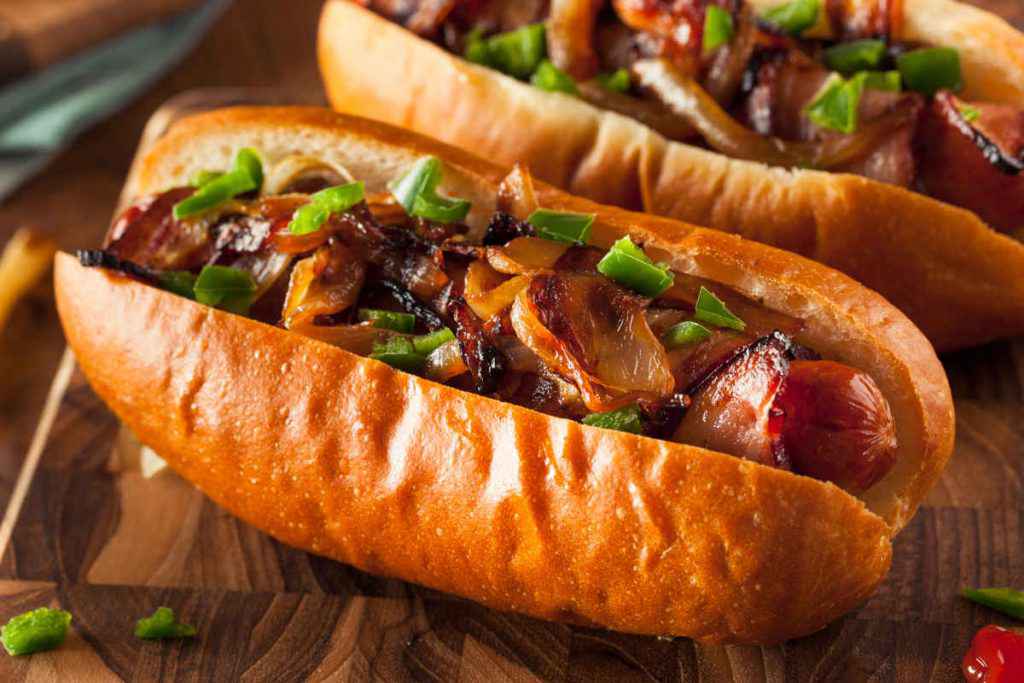 hot dog con bacon farcito con bacon e cipolla