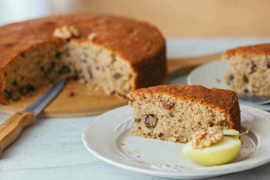 vassoio con fette di torta di mele e noci