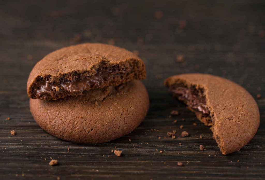 biscotti al cioccolato ripieni di nutella