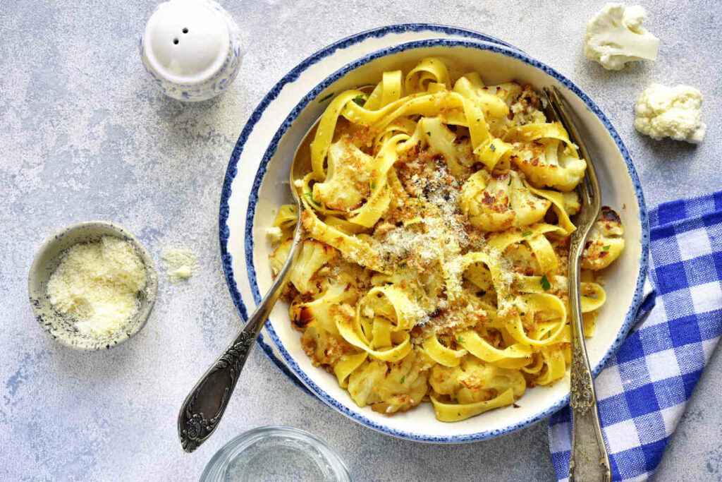 ciotola con porzione di tagliatelle al cavolfiore