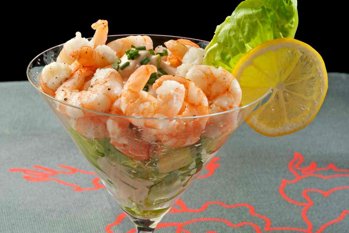 Cocktail di gamberi con avocado e yogurt in un bicchiere