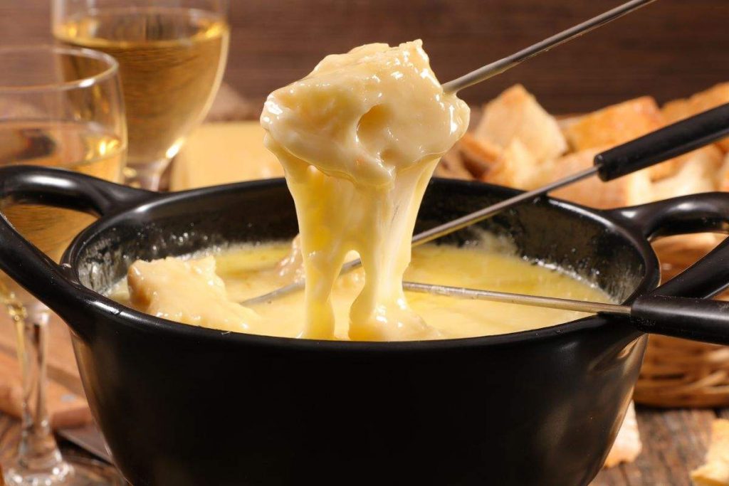 pane immerso in fonduta valdostana con fontina