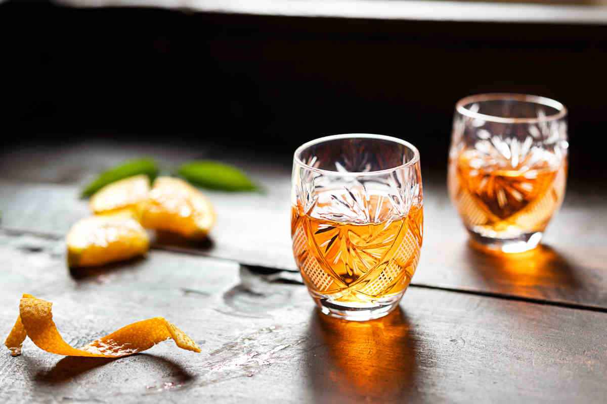bicchierini in cristallo con liquore al mandarino