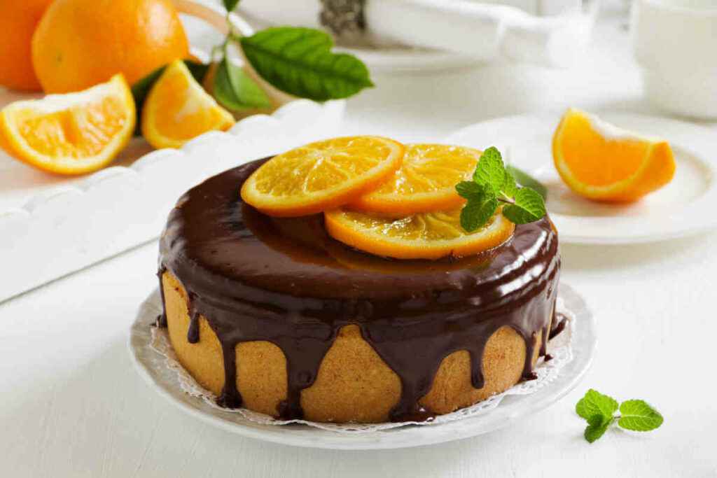 vassoio con torta all'arancia e cioccolato fuso