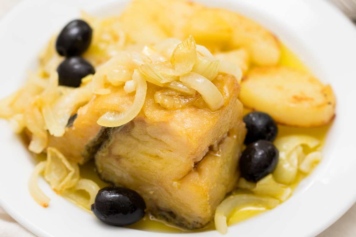 Porzione di Baccalà con patate in un piatto