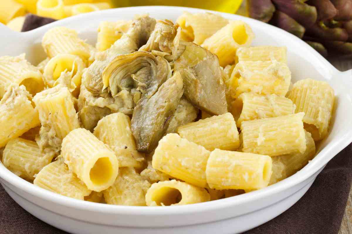 Piatto di pasta con carciofini e tonno in bianco in un piatto