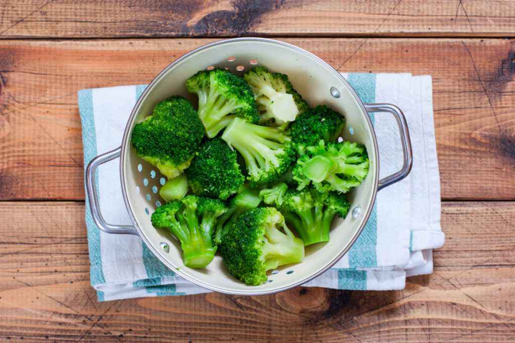 scolapasta con broccoli bolliti al dente