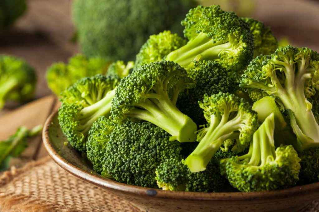 cime di broccoli in un piatto di coccio per la guida su come cucinare i broccoli