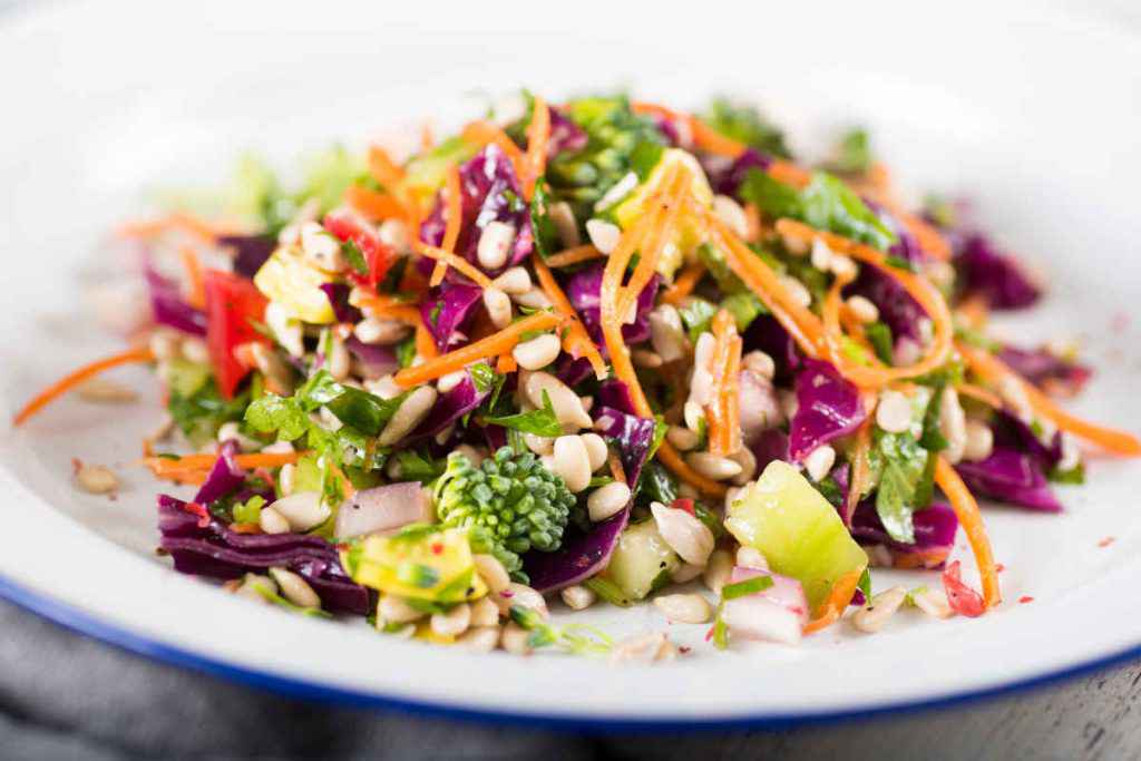 piatti di insalata con broccoli crudi