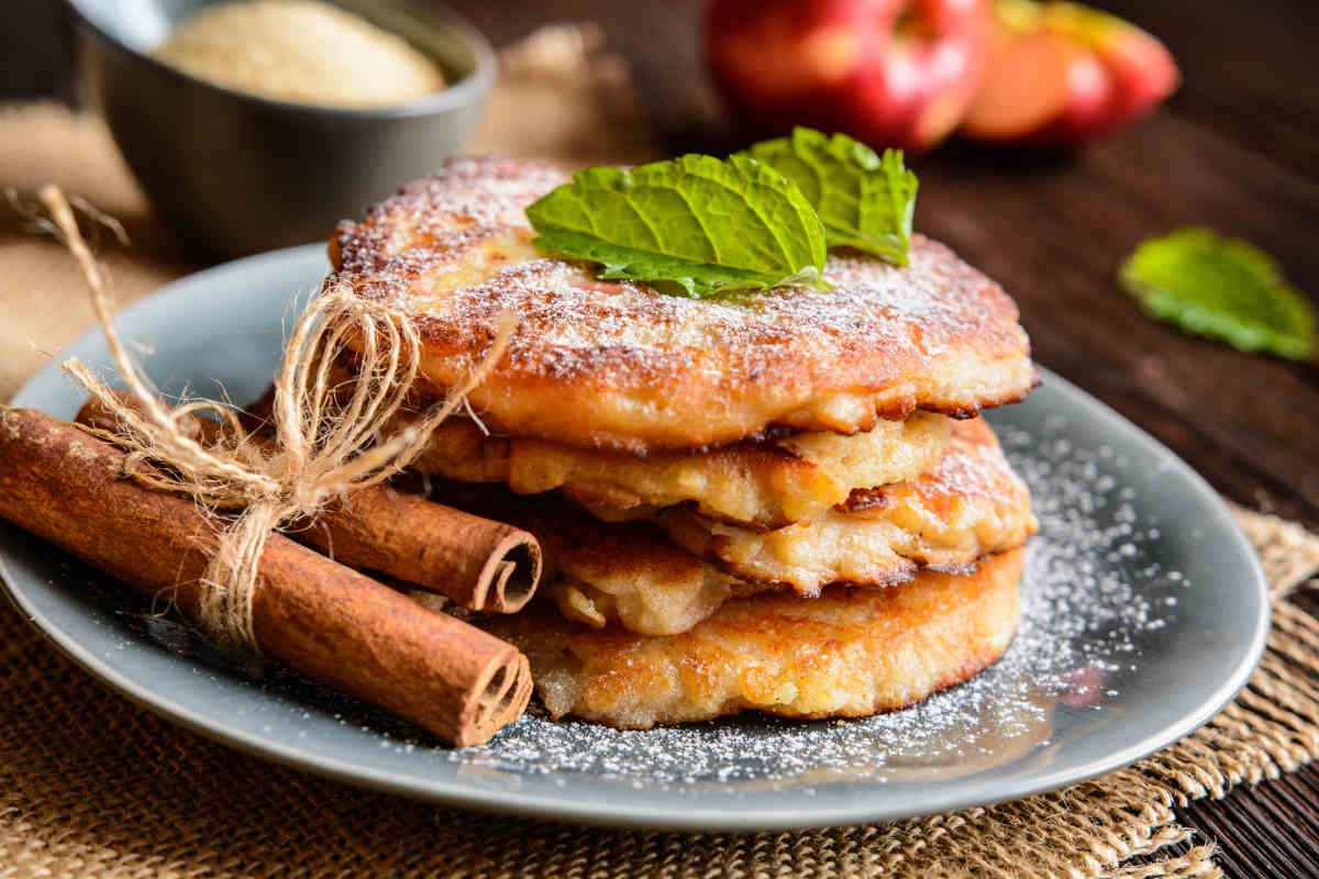 piatto con torretta di pancake mele e noci pecan