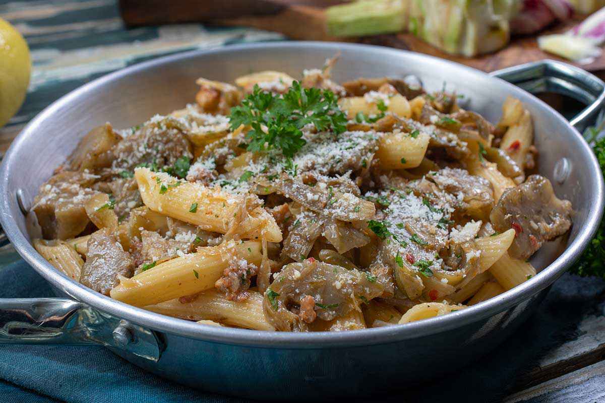 Pasta con carciofi e salsiccia