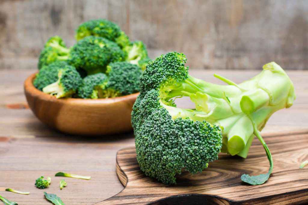 pulire il gambo dei broccoli togliendo le cimette