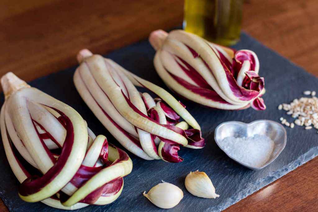 cespi di radicchio trevigiano su tagliere di ardesia