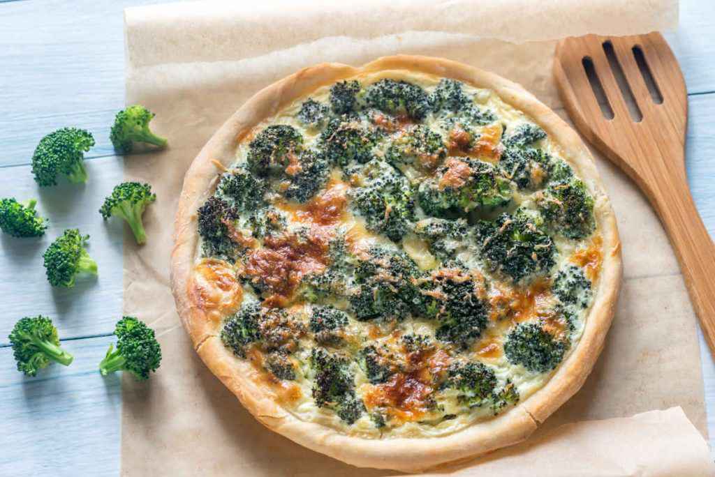 torta salata con broccoli su foglio di carta forno