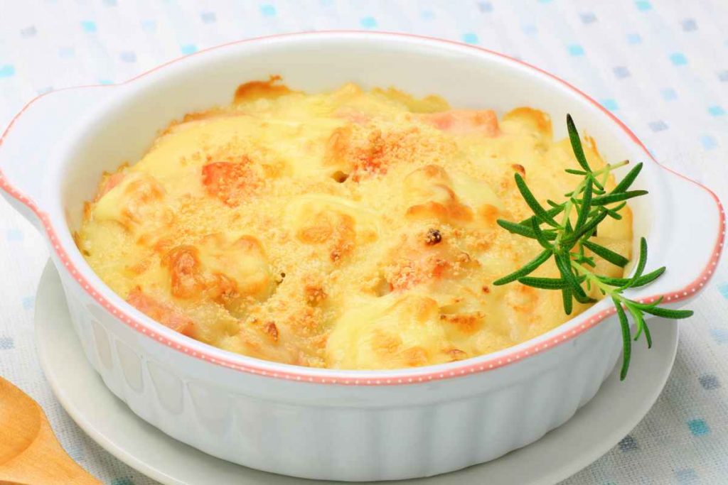 Pasta al forno gratinata in bianco con besciamella e prosciutto