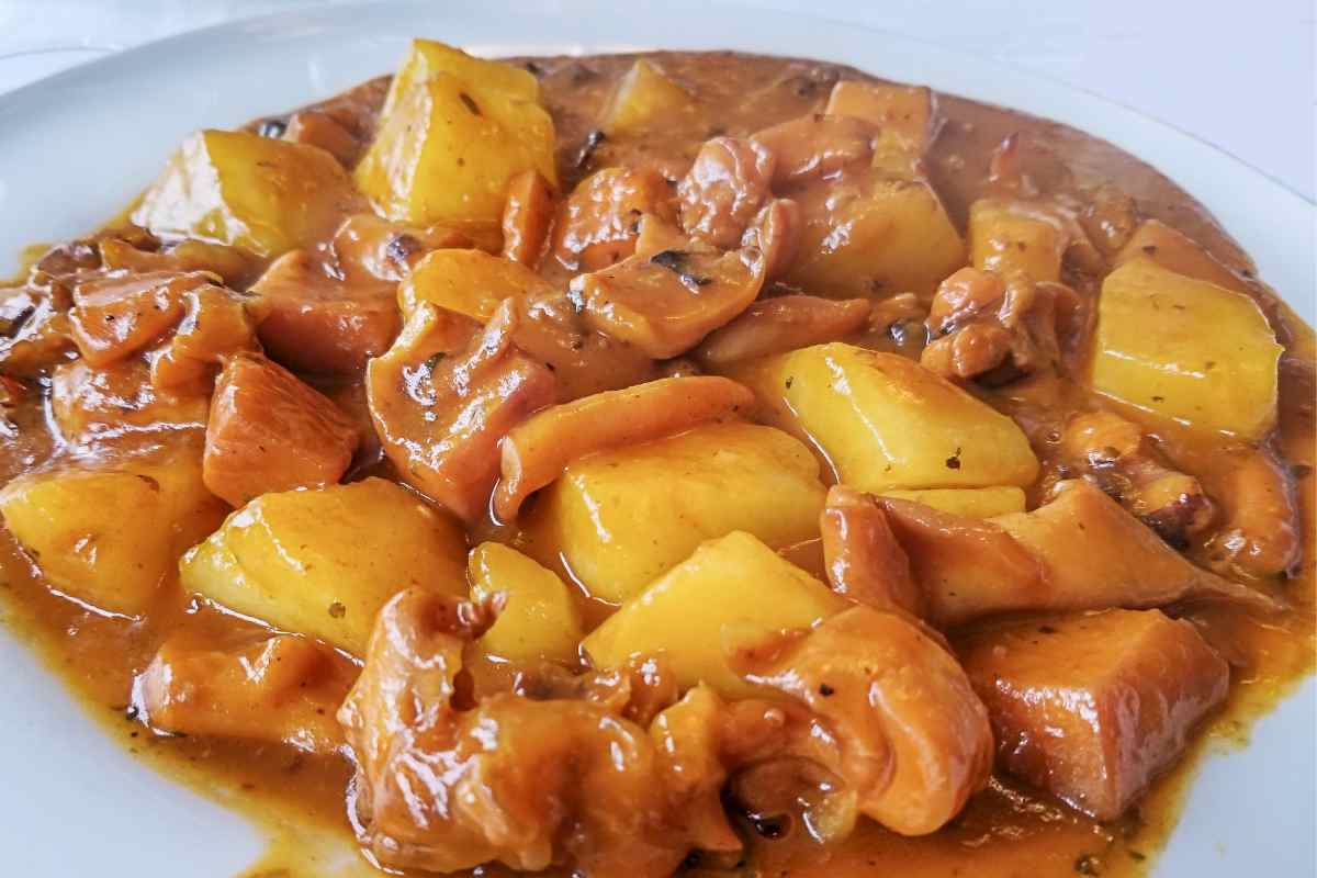 Le seppie con patate sono perfette per il menu delle feste, il piatto è semplice da cucinare ma il gusto è più che speciale