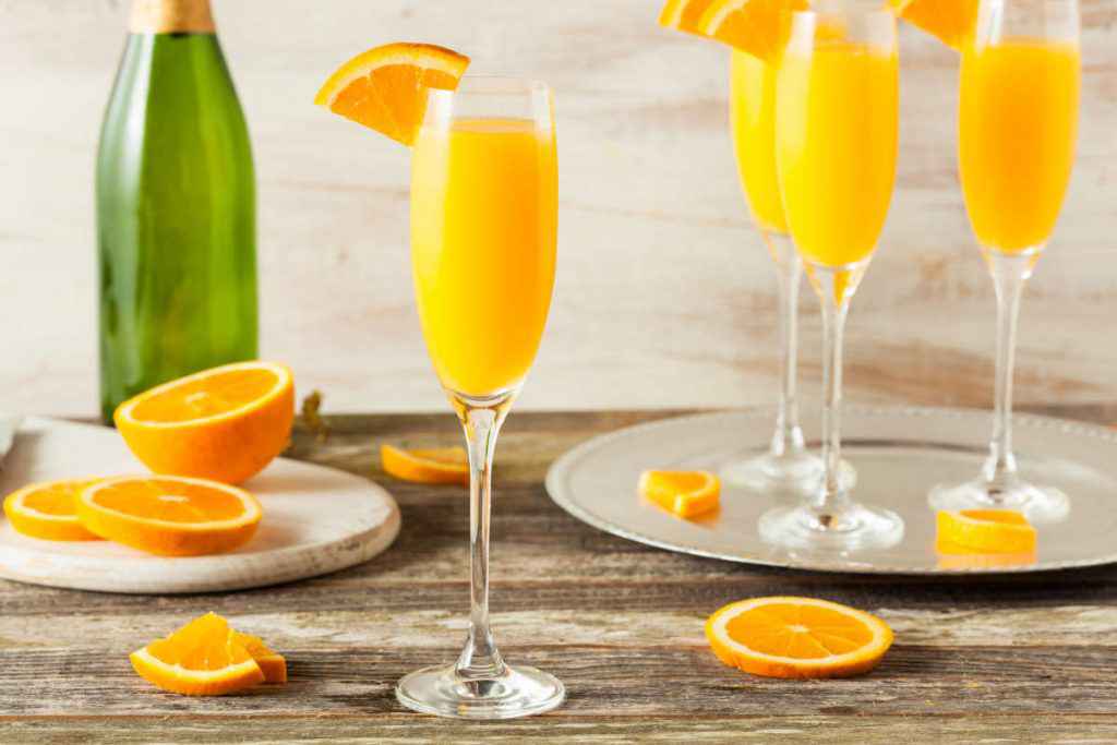 mimosa cocktail e champagne per un menu della festa della donna