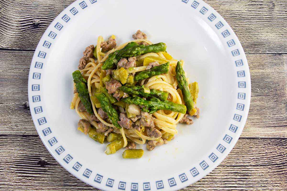 Pasta con asparagi e salsiccia