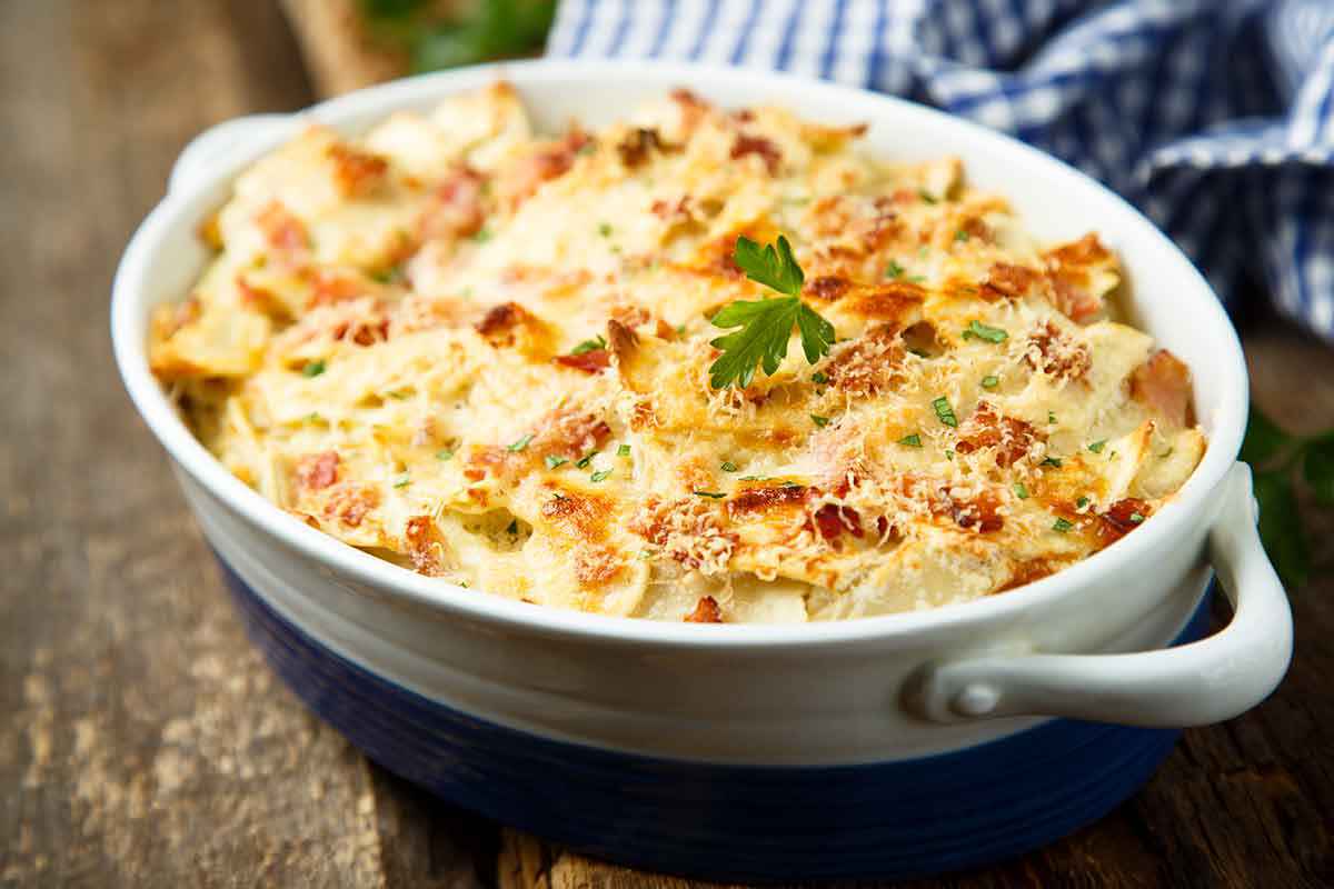 Pasta al forno gratinata con besciamella e prosciutto