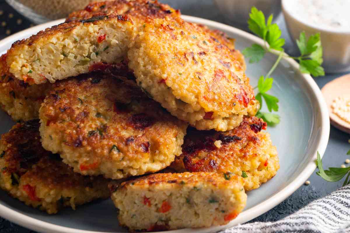 Tortini di miglio sovrapposti in un piatto
