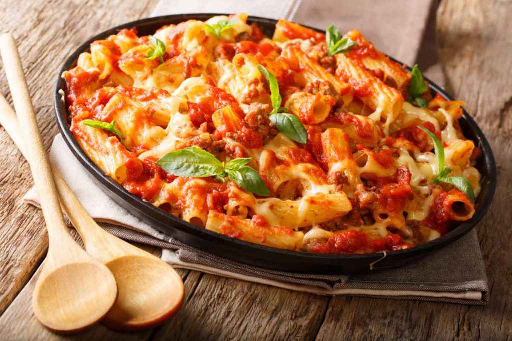 Pasta al forno con ragù di carne per primi piatti della festa della mamma