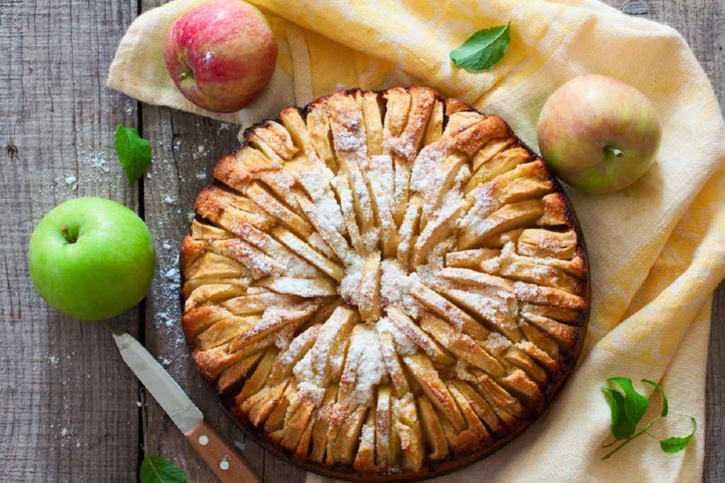 Torta di mele classica con zucchero a velo