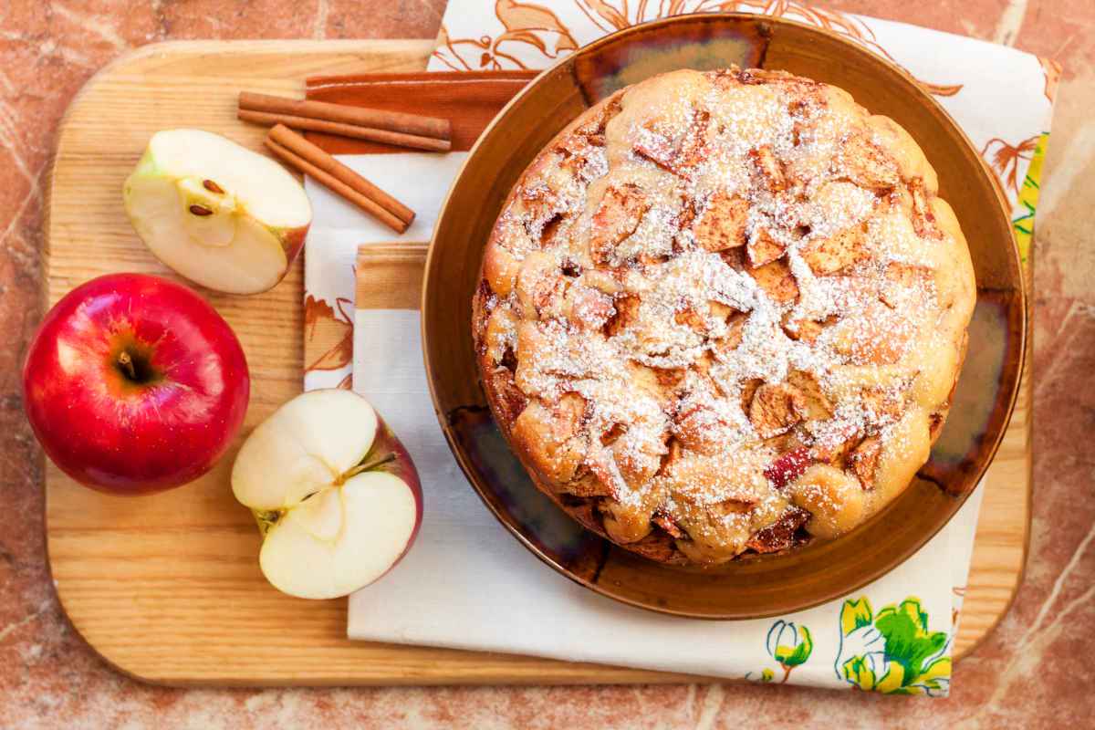 vassoio con torta di mele e mascarpone con pezzi di cannella