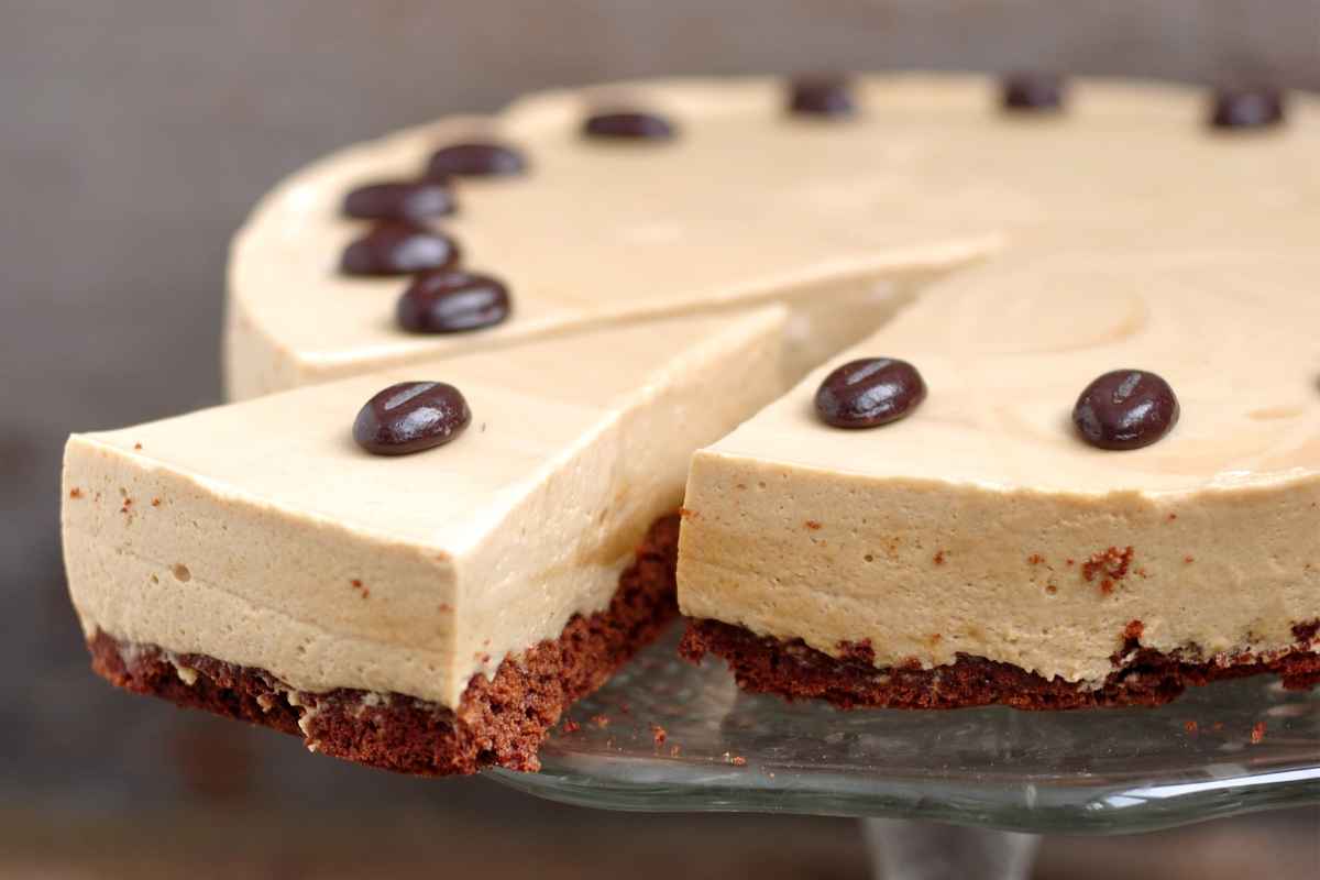 Cheesecake al caffè fredda con una fetta tagliata
