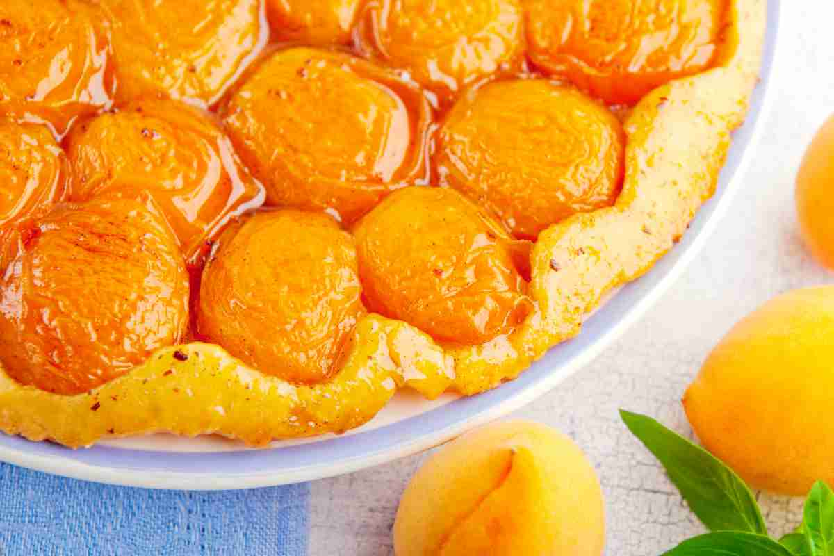 vassoio con crostata di albicocche fresche e marmellata