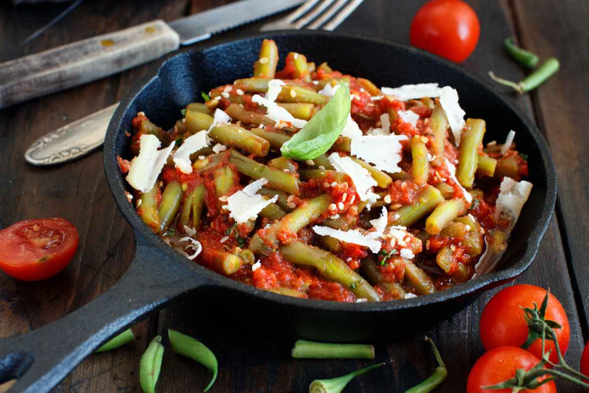 Fagiolini all'uccelletto: la ricetta tradizionale con pomodoro in padella