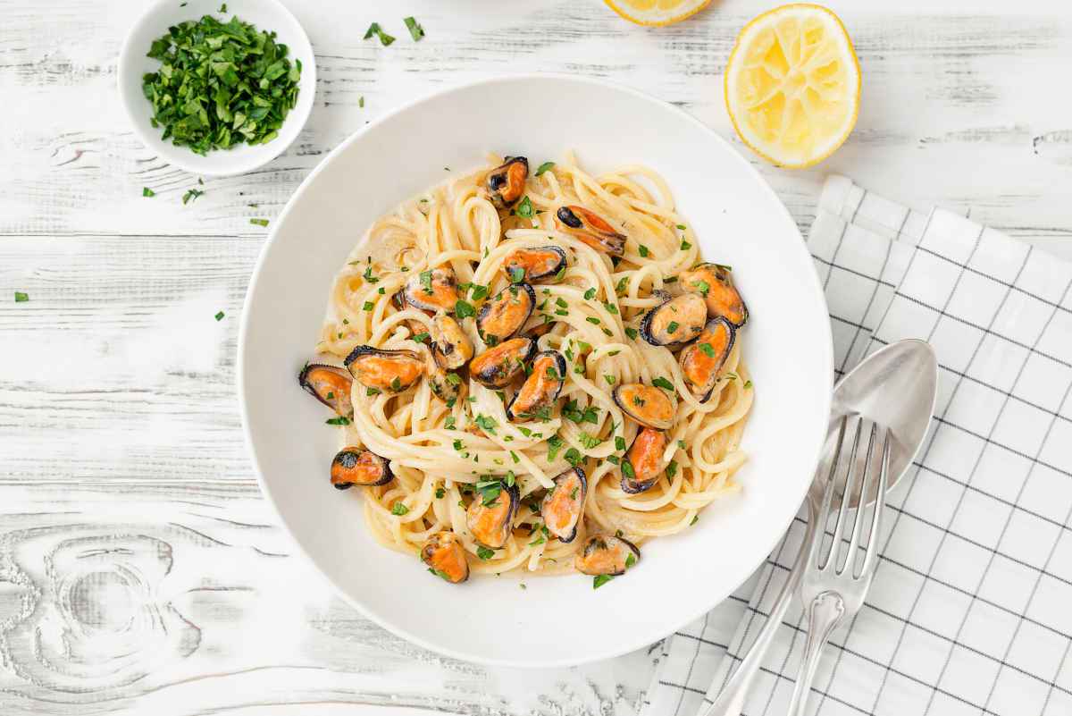 spaghetti con cozze in bianco