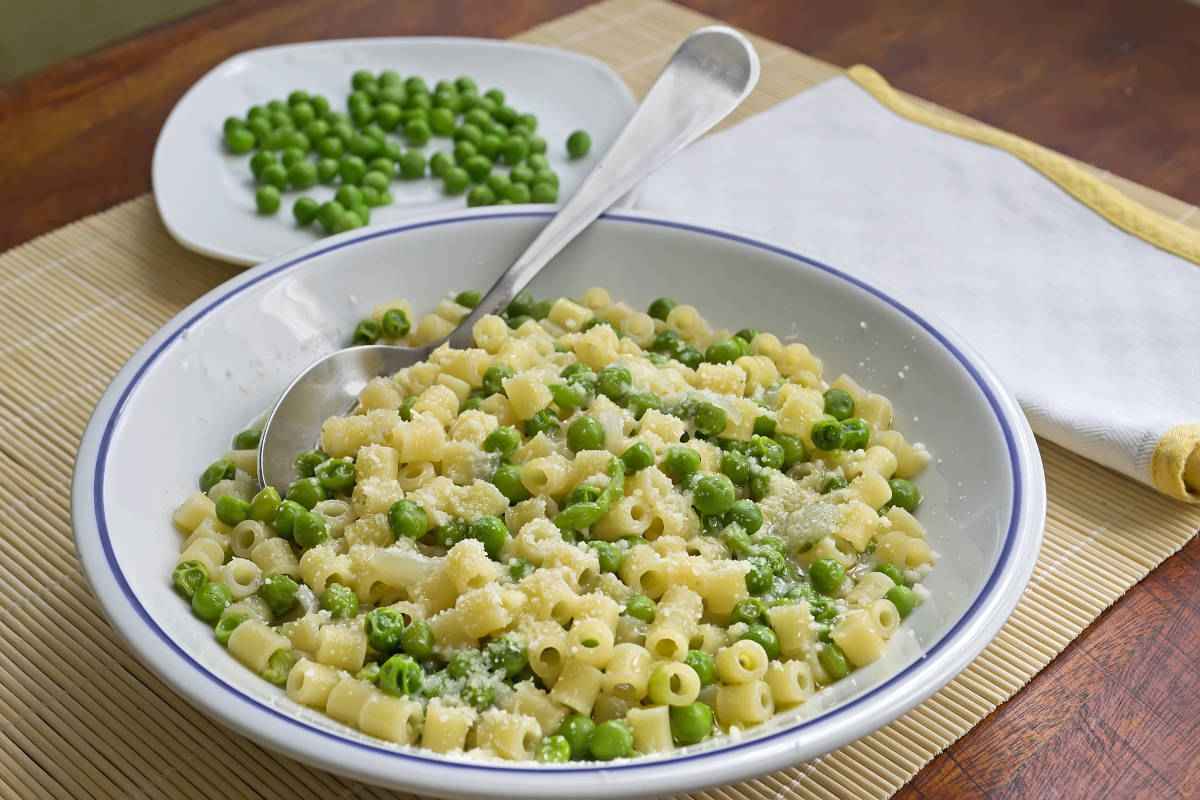 Pasta e piselli, questa ricetta è sorprendente. Ecco un primo primaverile cremoso da gustare sia in bianco che al sugo