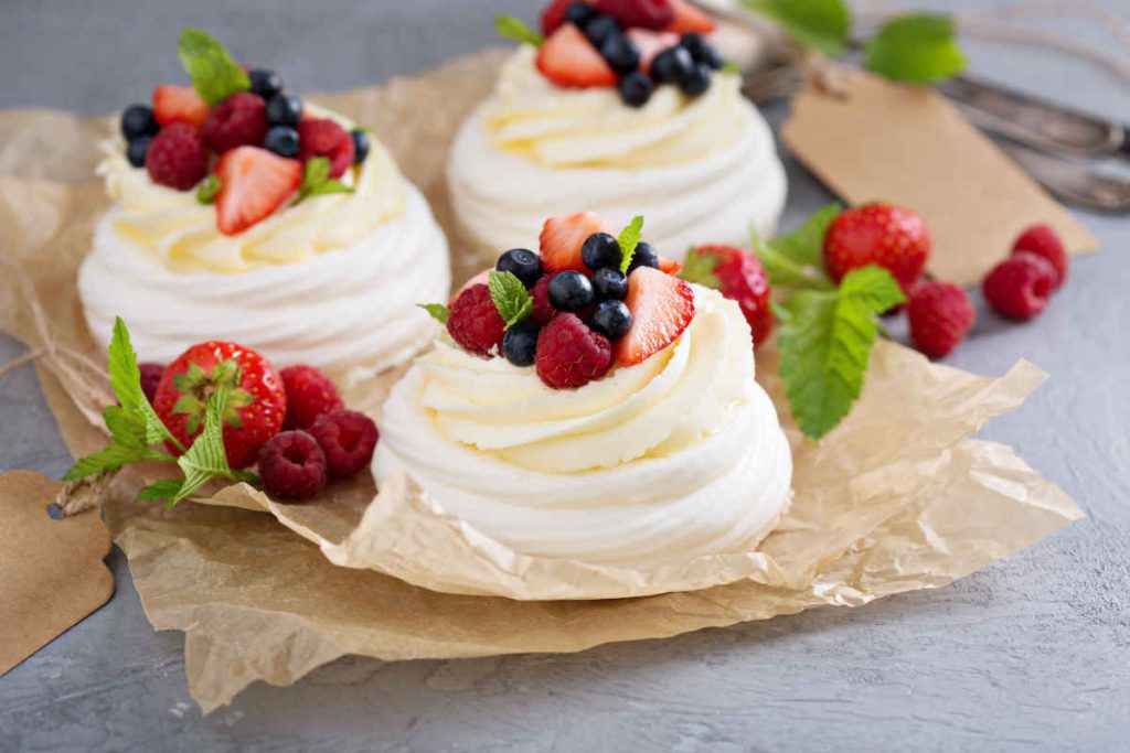 pavlova veloce nidi di meringa e panna montata con frutta