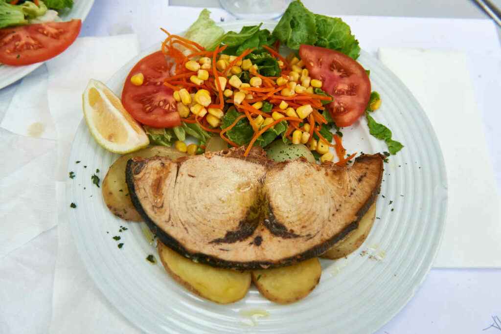 piatto con pesce spada e patate al forno