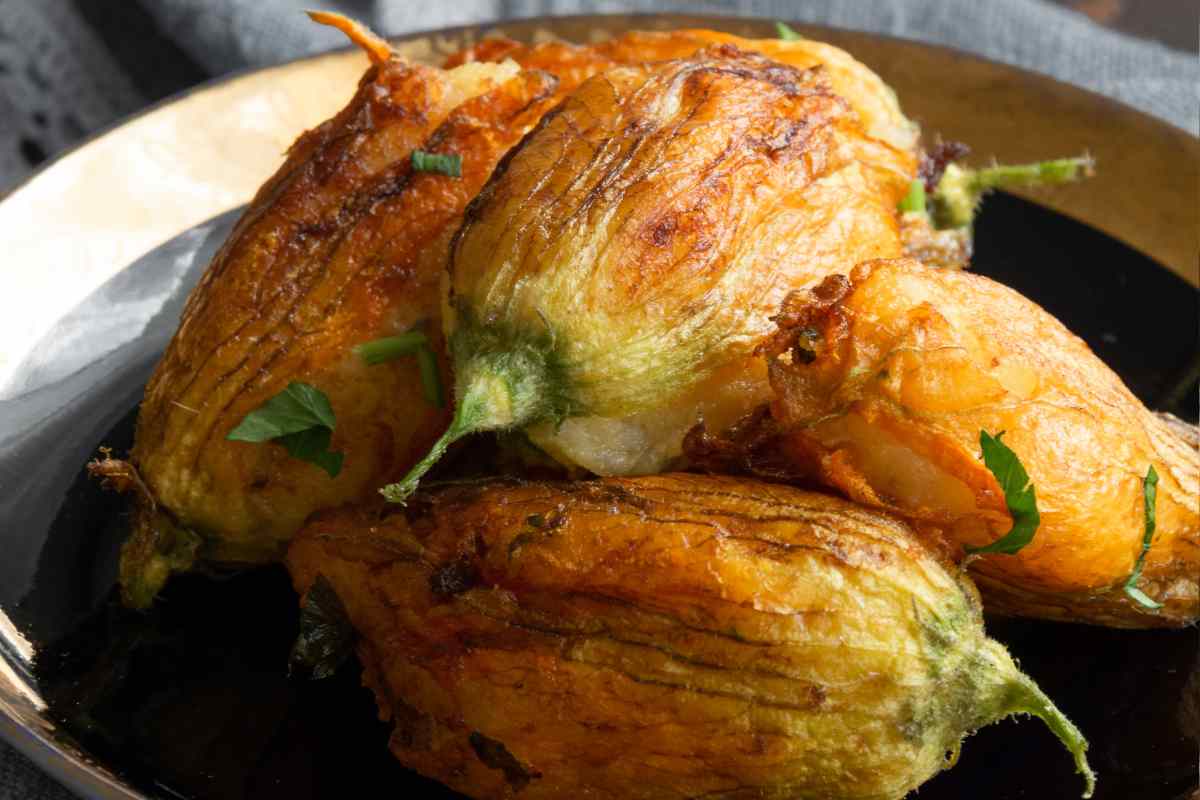 piatto con fiori di zucca ripieni fritti visti da vicino