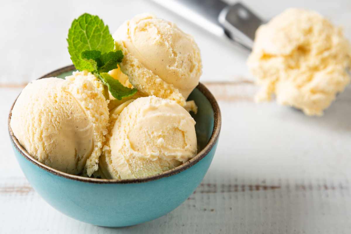 palline di gelato alla vaniglia in una coppa