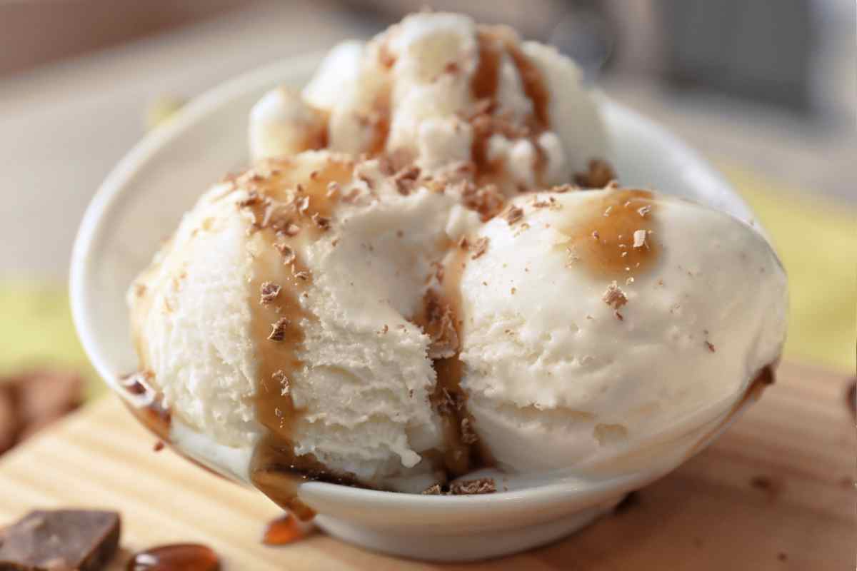 coppa con tre palline di gelato con il latte di soia