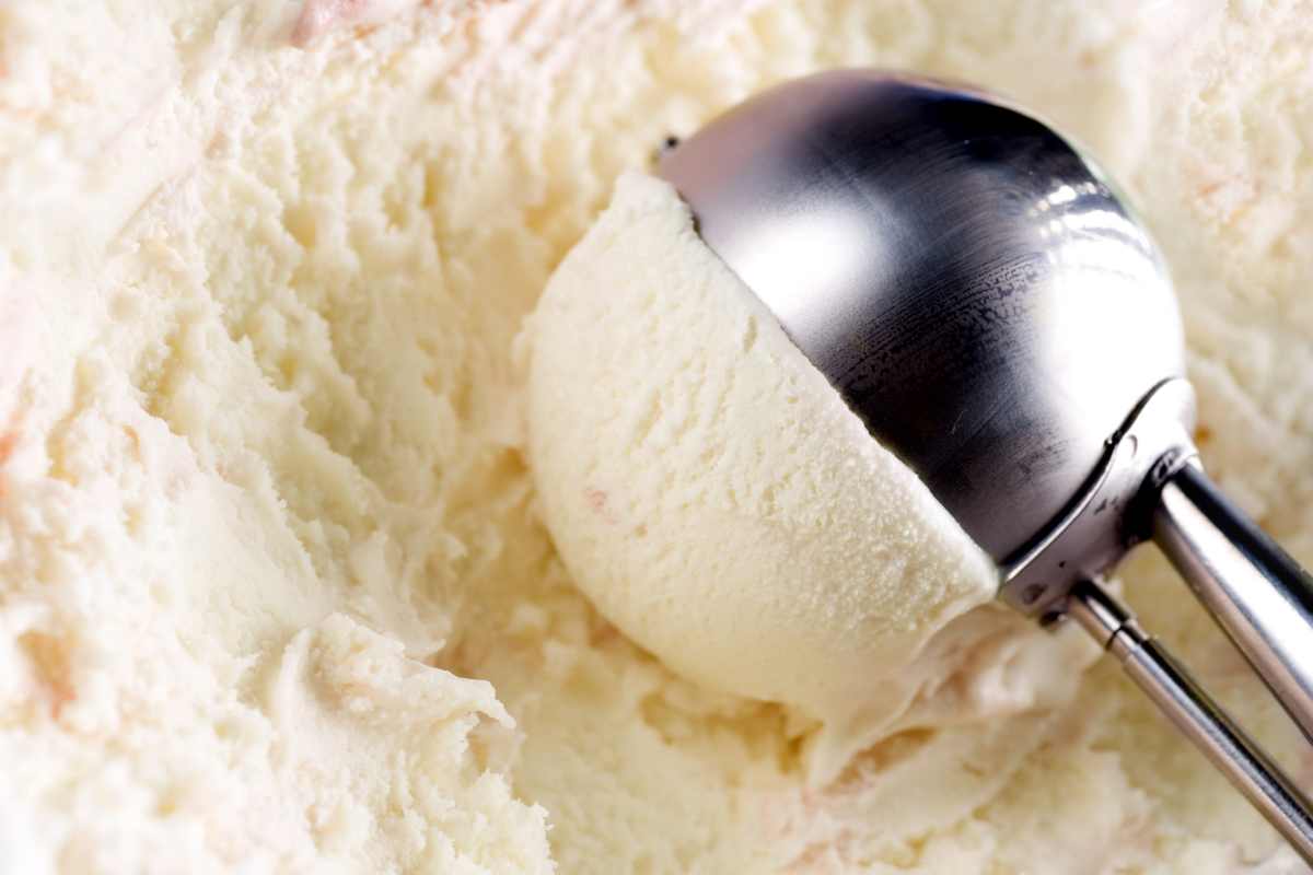 Gelato con latte di avena raccolto con un dosatore