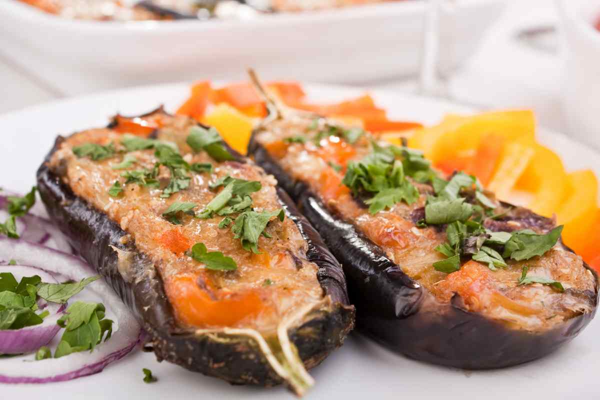Melanzane ripiene alla napoletana in un piatto