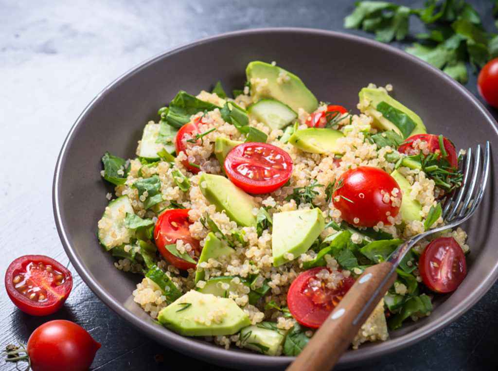 Insalata di quinoa e avocado con pomodorini rossi