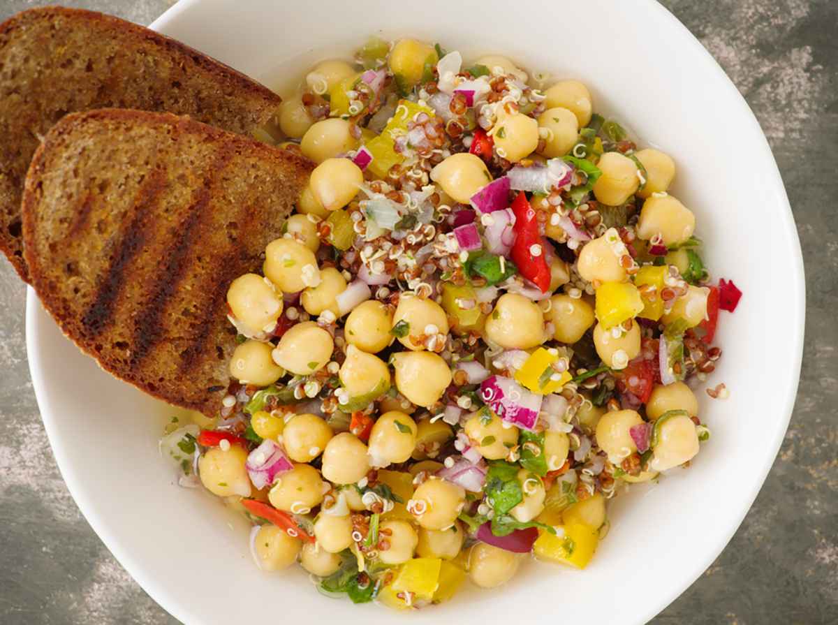 Insalata di quinoa e legumi con ceci