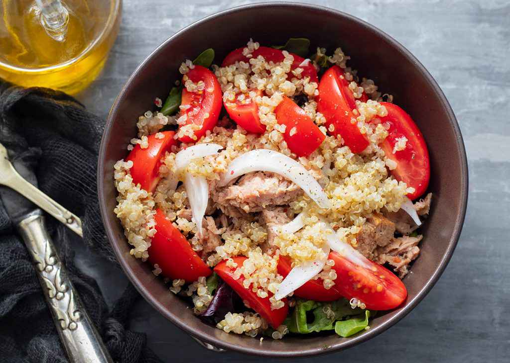 Insalata di quinoa e tonno, pomodori cipolla