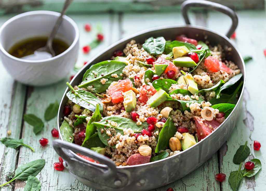 Insalata di quinoa con verdure di stagione